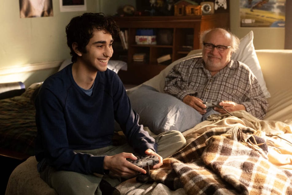 Spencer (l., Alex Wolff) bringt seinem Großvater Eddie (Danny DeVito) bei, wie man Videospiele zockt.