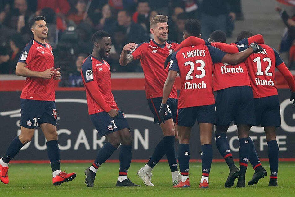 Riesen-Freude bei den Akteuren des französischen Fußball-Erstligisten OSC Lille! Sie zerlegten die Mannschaft von Thomas Tuchel (45) in ihre Einzelteile.