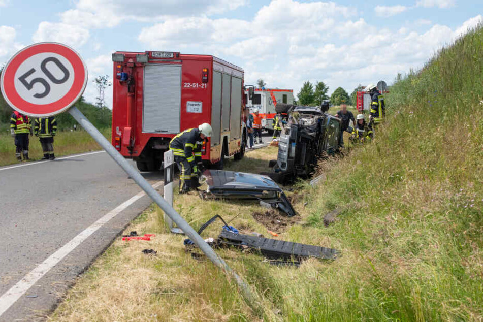 Der verunfallte SUV liegt völlig zerstört im Straßengraben des Autobahnzubringers Elsdorf an der A1.