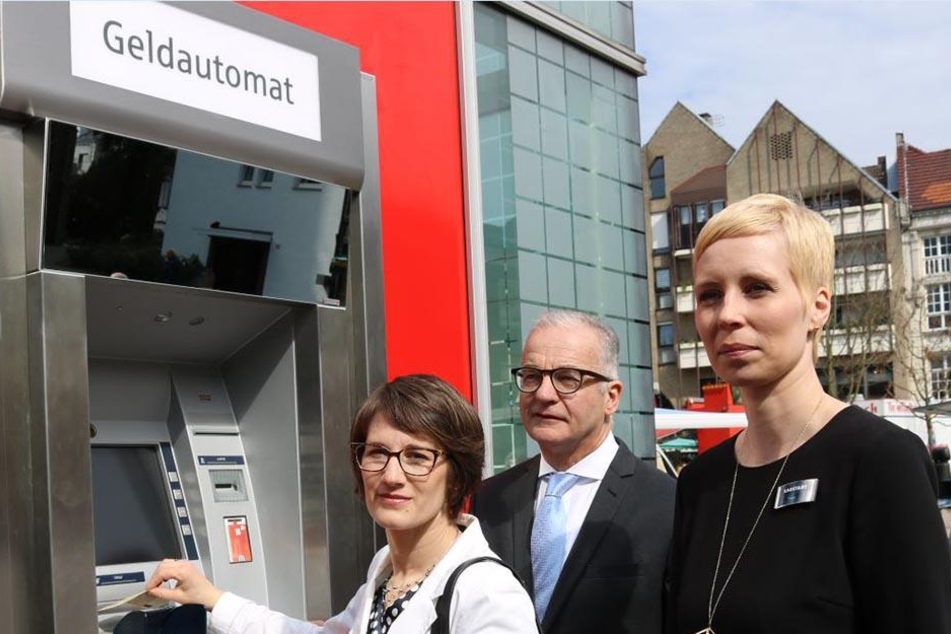 An diesem Automaten haben selbst große Personen Schwierigkeiten. Doch die Sparkasse verspricht Abhilfe.