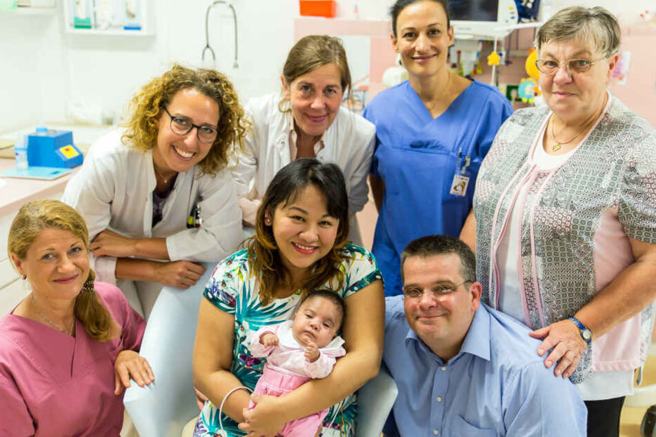 Die glückliche Familie und das Krankenhauspersonal mit der kleinen Sofia.