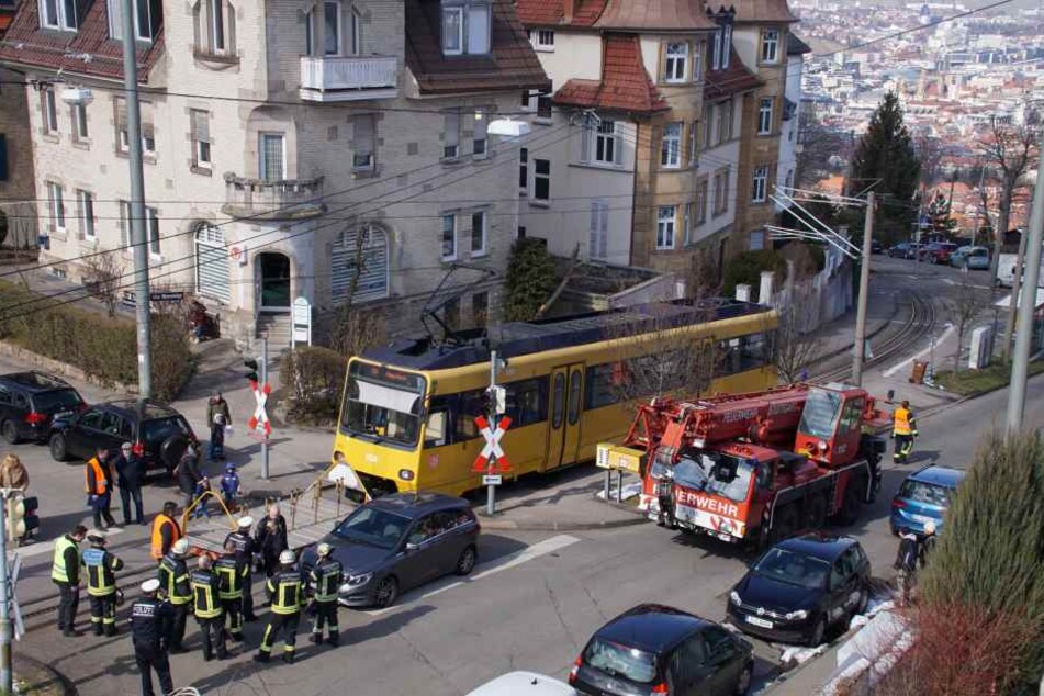 Die Feuerwehr musste den Wagen wieder in die Gleise heben.
