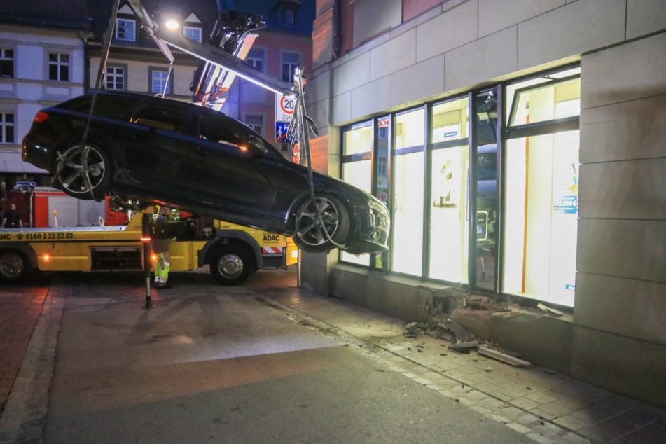 Der Audi wurde nach dem Unfall abgeschleppt.