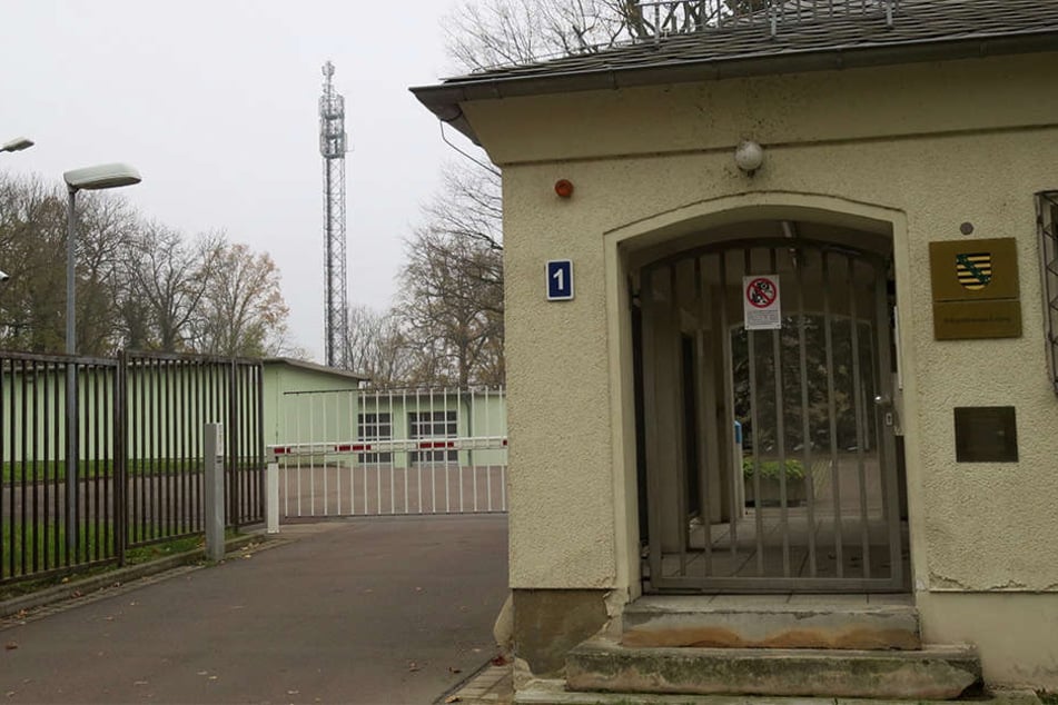 Die Polizeidienststelle Hans-Driesch-Straße mit dem Funkturm im Hintergrund.