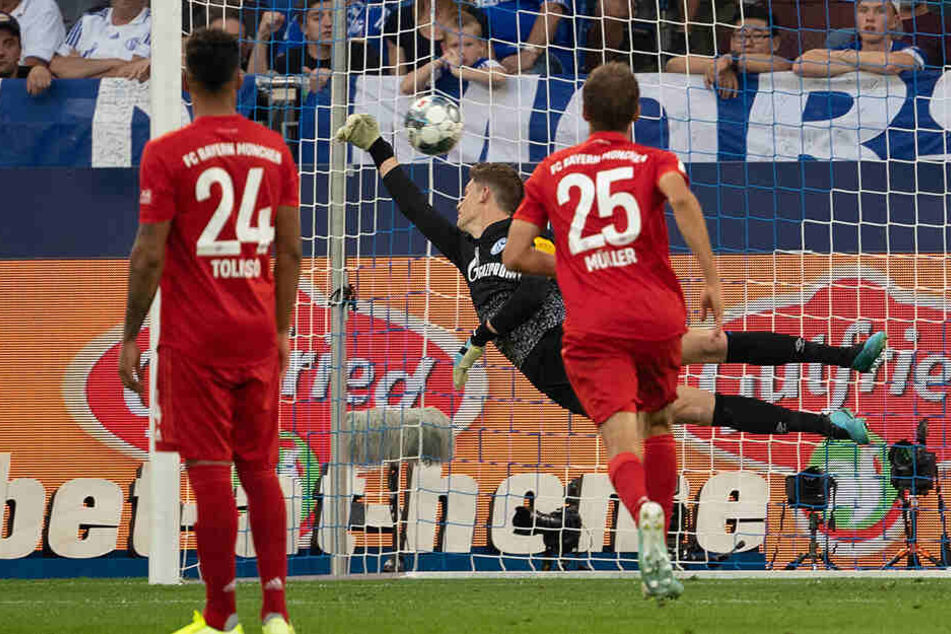 So sehr er sich auch streckte, konnte Alexander Nübel am 2. Spieltag trotz ordentlicher Leistung nichts gegen die 0:3-Niederlage gegen den FC Bayern tun. Wird er nun bald selbst Teil des Rekordmeisters?
