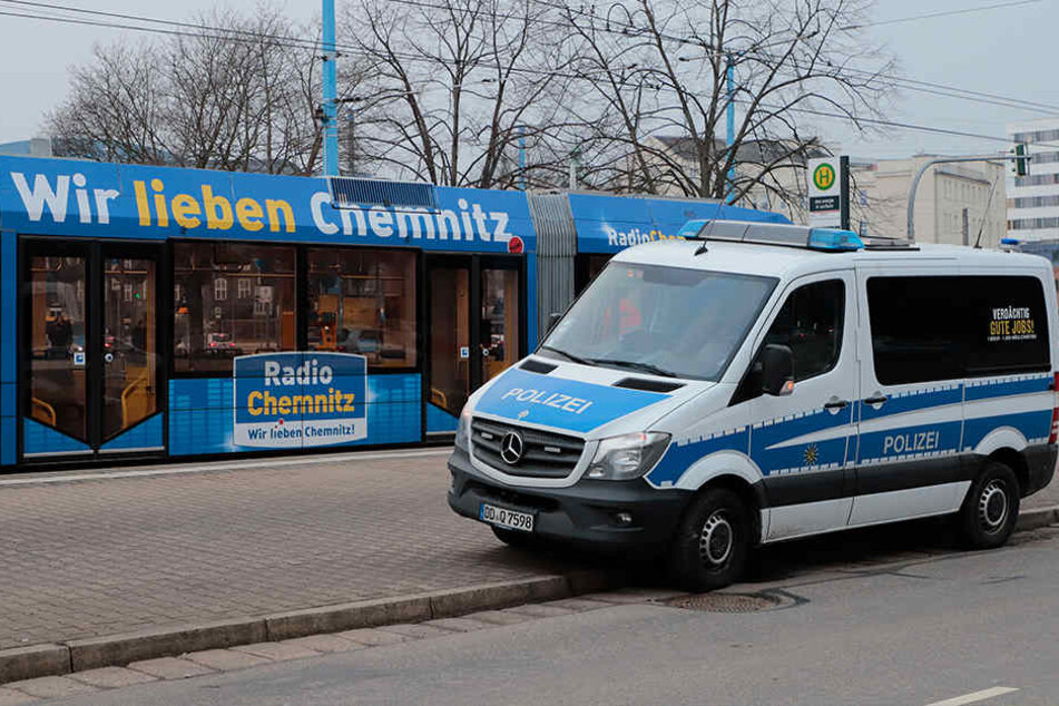 Die Straßenbahn stoppte an der Kreuzung Brücken-/Bahnhofstraße, dann kam die Polizei.
