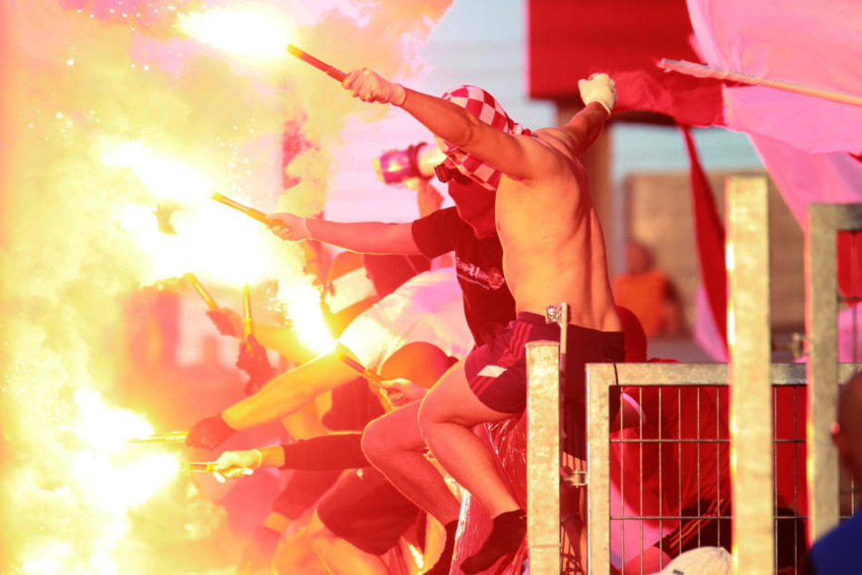 Auch wegen dem Zünden von Pyrotechnik (hier am 4. Spieltag gegen Erfurt) wurde der FSV Zwickau verurteilt.