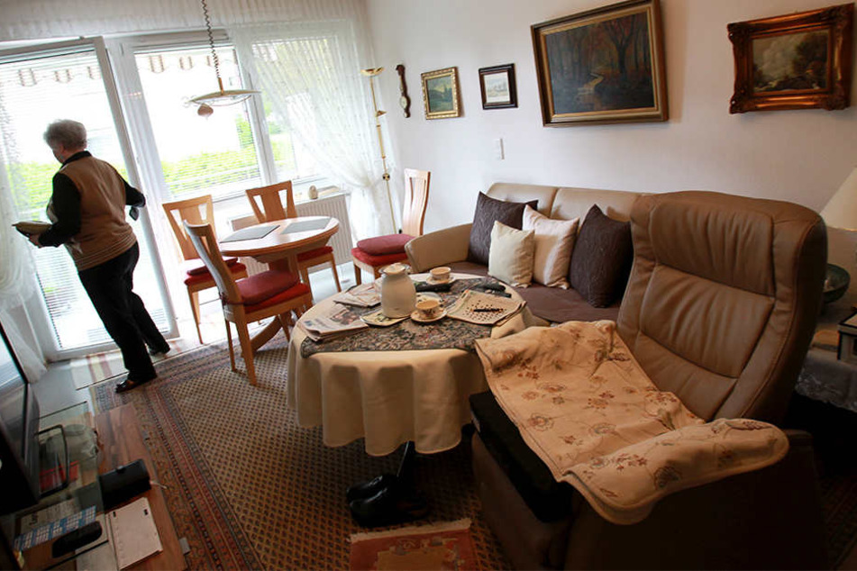 Die 89-Jährige wollte kurz die Post holen und lehnte ihre Haustür deshalb nur an. Als sie zurückkehrte, stand auf einmal ein Fremder in ihrer Wohnung (Symbolbild).