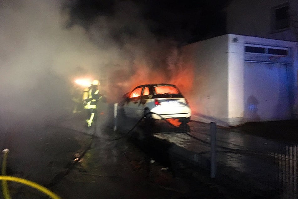 Nicht nur der Carport, sondern auch das Auto brannten ab.