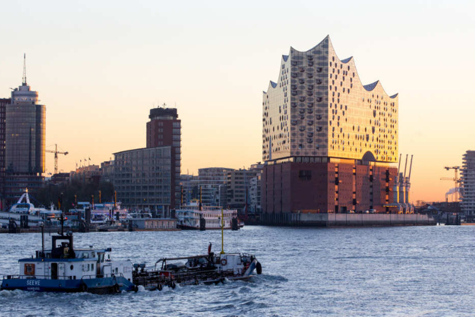 Die Elbphilharmonie erstrahlt im Sonnenlicht.