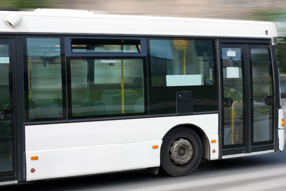 Ein fünfjähriges Mädchen war durch die Busscheibe geflogen. (Symbolbild)