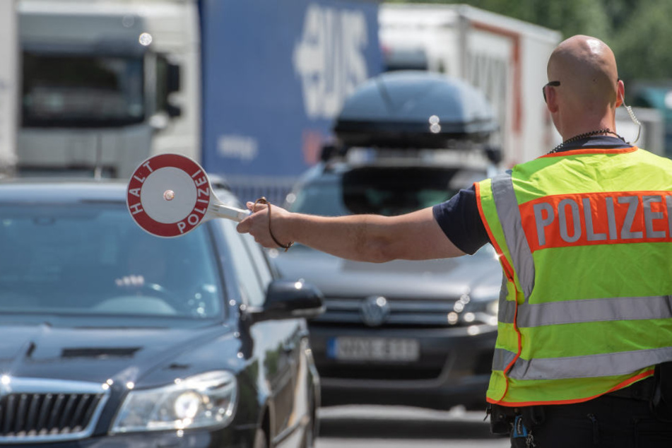 Mehr Kontrollen fordert die Deutsche Polizeigewerkschaft - und lobt die bayerische Grenzpolizei. (Symbolbild)