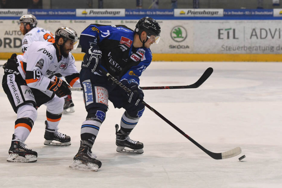 Arne Uplegger (am Puck) bleibt bei den Dresdner Eislöwen.