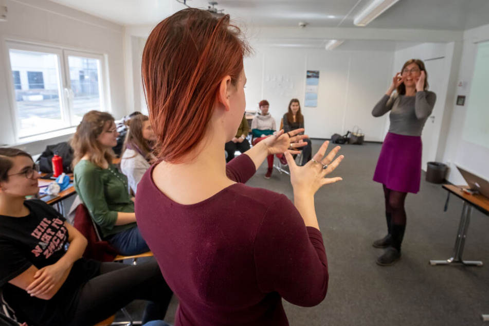 Pia Steinbach (49) "unterhält" sich mit Studentin Sarah Neumann (21,v.).