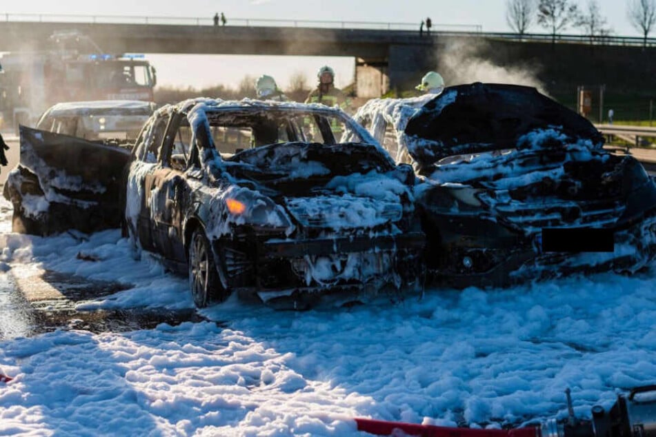 Die Einsatzkräfte konnten die brennenden Fahrzeuge mit viel Schaum löschen.