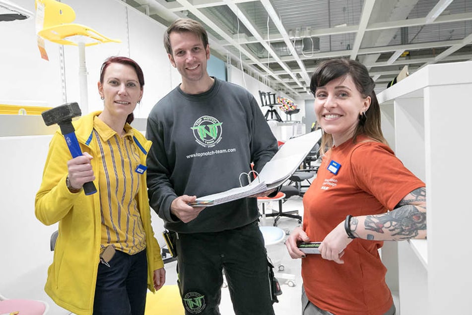 Machen die Büroabteilung hübsch: Abteilungsleiterin Yvonne Schindler (47, v.l.), Sebastian Radeck (37), Chef der Montagefirma Top Notch Team, und Gestaltungschefin Sandra Häußler.