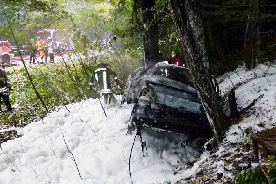 Das Autowrack lässt erahnen, wie stark das Feuer gewesen sein muss.