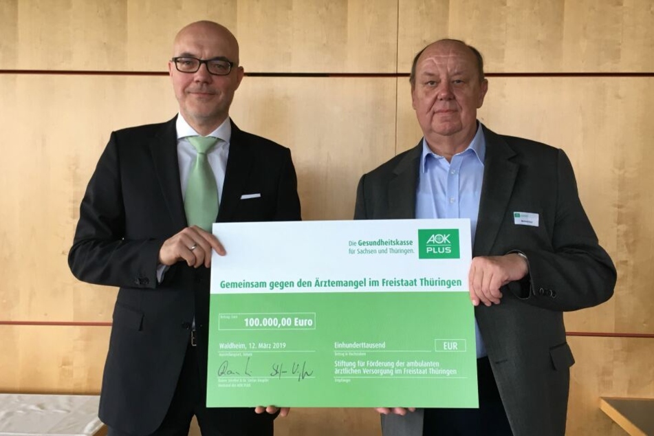 Dieser Scheck wurde am 12. März übergeben.