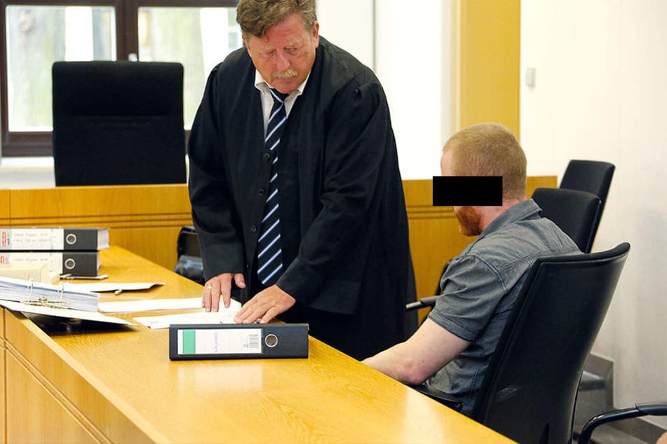 Viktor R. (32) mit seinem Anwalt. Aufgrund seiner Schizophrenie könnte er sogar freigesprochen werden.