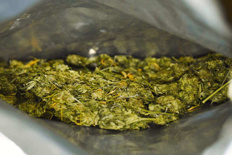 Die Polizei fand im Geldbeutel des 28-Jährigen Marihuana. (Symbolbild)