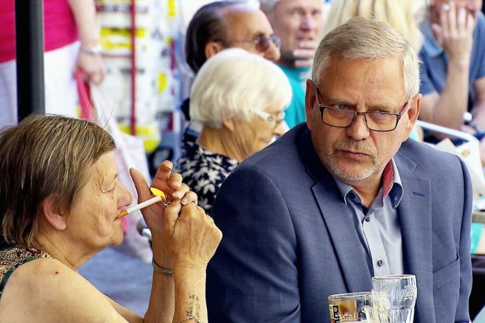 Köthens OB Bernd Hauschild will Karin Ritter bei der Wohnungssuche helfen. Doch sämtliche Angebote werden von ihr abgelehnt.