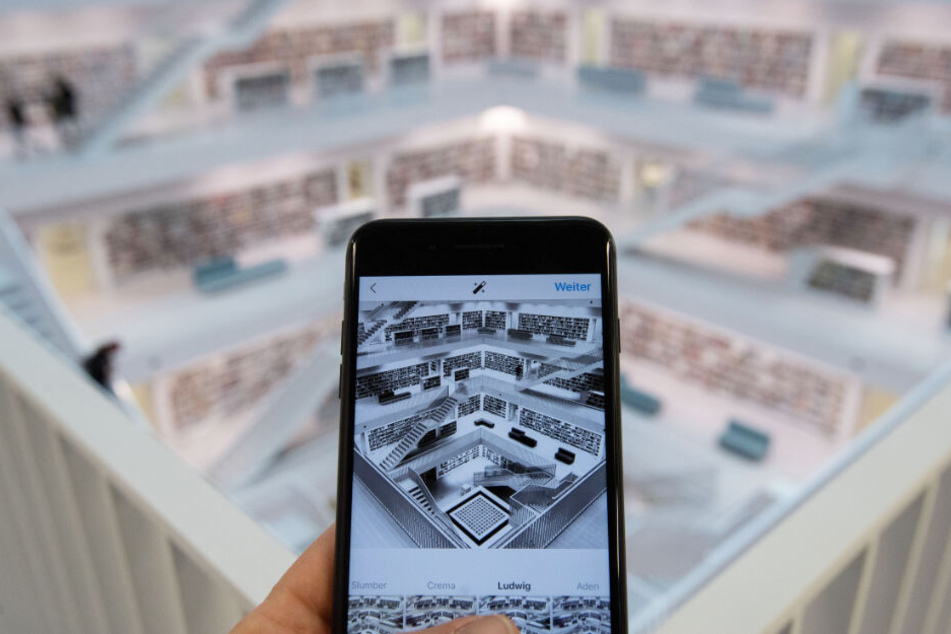 Ein Mann bearbeitet in der Stadtbibliothek Stuttgart ein Foto auf Instagram.