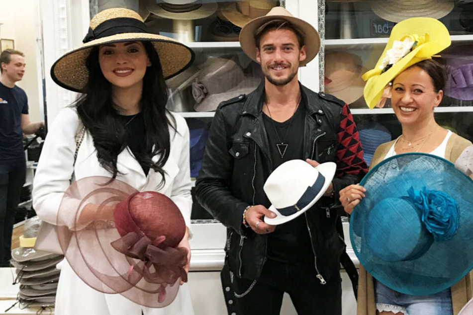 Anastasia, Sasha und Freddy testen schon einmal Hüte.