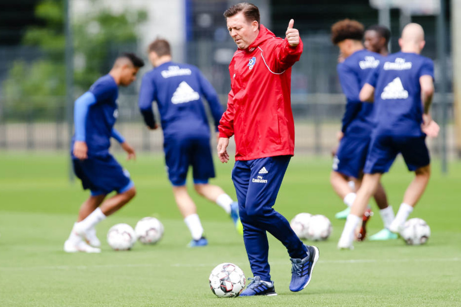 Trainer Christian Titz beim öffentlichen Training des HSV. Dem Fußball-Zweitligist fehlen Spieler.