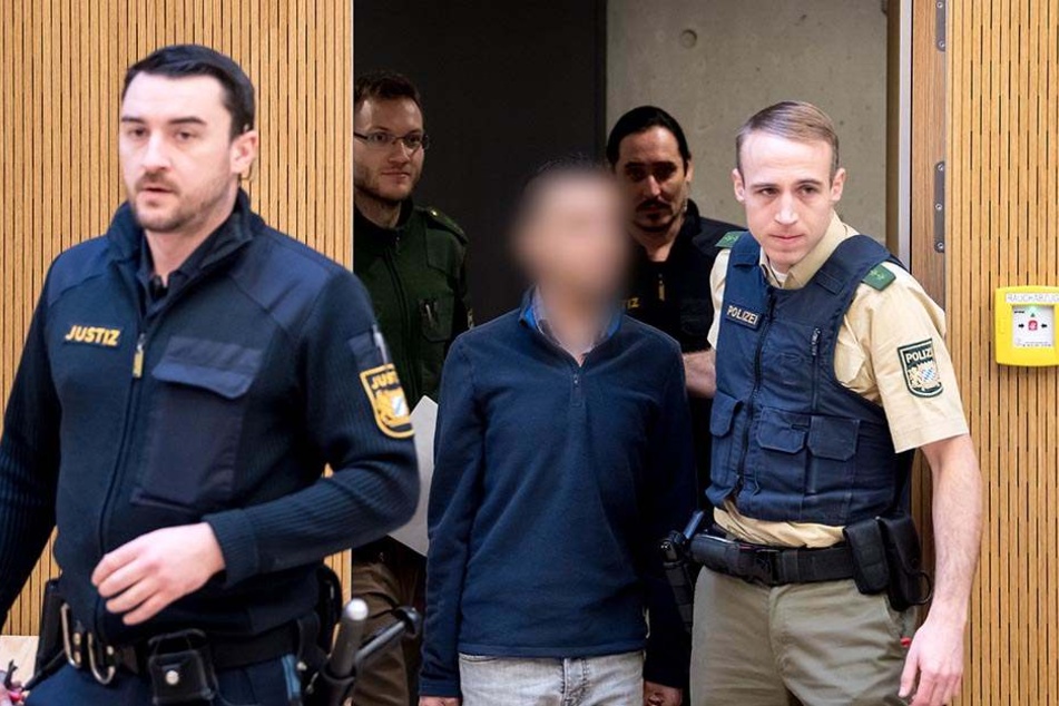 Unter anderem soll der 30-Jährige dem Buben mindestens zehn Videos des IS gezeigt haben, in denen Kinder töteten und getötet wurden.