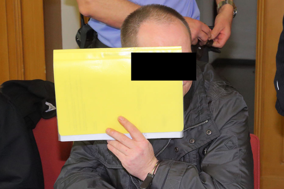 Für Vater Erich S. (43) verlas der Richter ein Vorstrafenregister mit 20
Eintragungen.