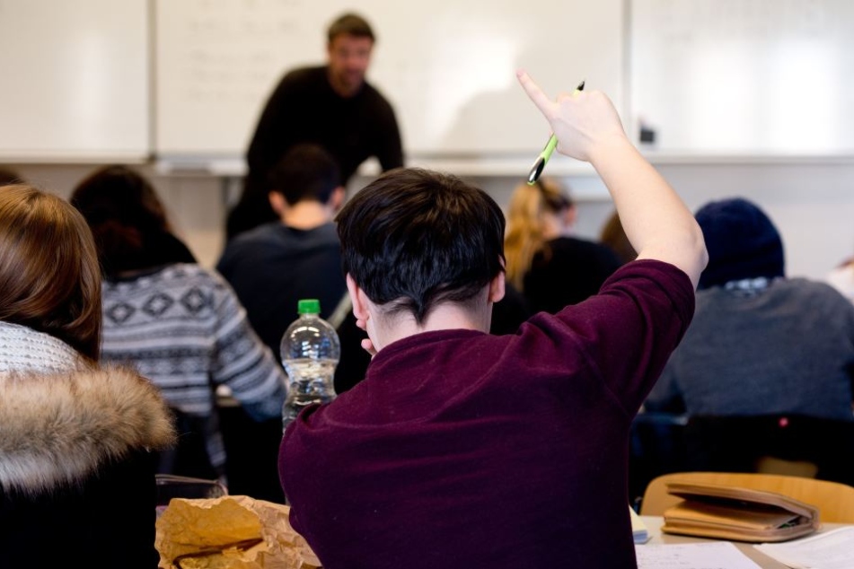 Ein Schüler der 13. Klasse meldet sich während des Mathe-Unterrichts an der Louis-Leitz-Schule, einem Wirtschaftsgymnasium in Stuttgart. (Archivbild)
