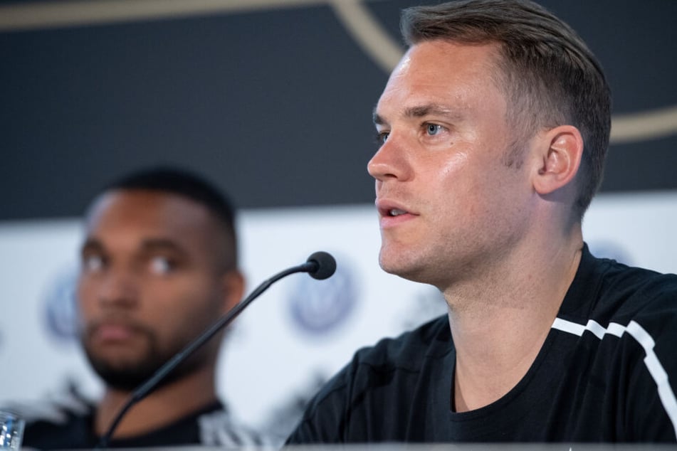 Torhüter Manuel Neuer spricht während einer Pressekonferenz in Velo, Niederlande.