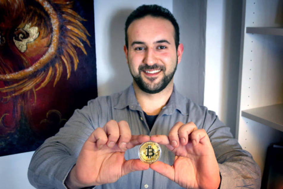 Ilyas Yüce glaubt an die Kryptowährung Bitcoin. In seinem Bistro können Gäste damit zahlen.