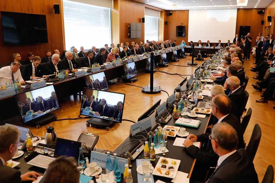 In Berlin trafen sich zahlreiche Vertreter aus Politik und Wirtschaft zum Diesel-Gipfel.