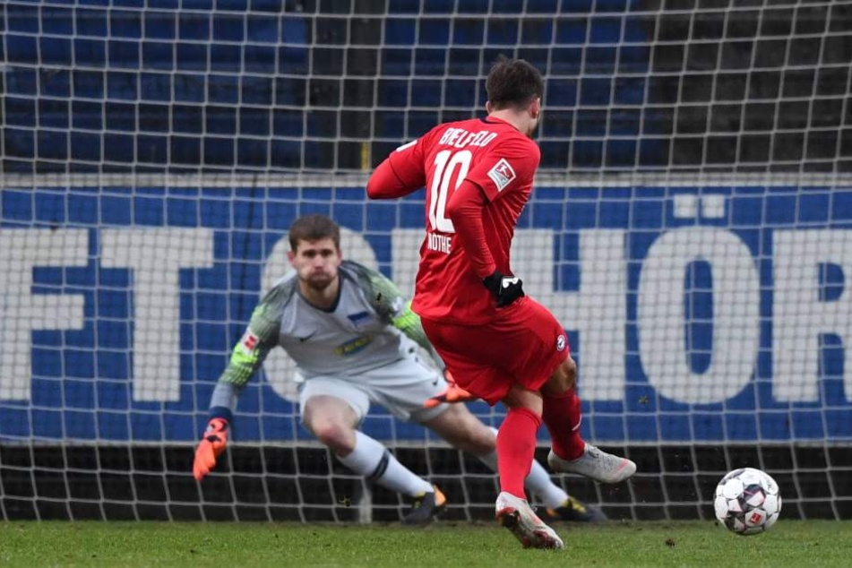 Christopher Nöthe erzielt per Elfmeter das Tor zum 1:1.