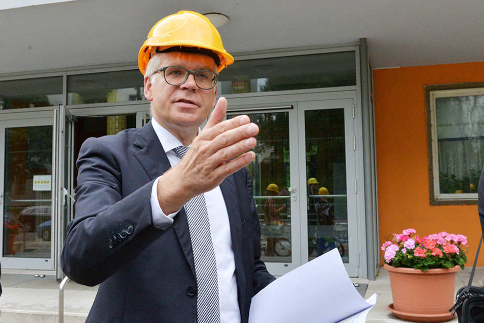 Seht her! Baubürgermeister Hartmut Vorjohann hat derzeit mehrere Schulprojekte auf dem Schirm.