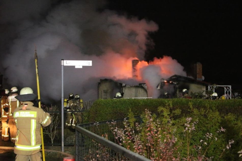 In Berlin Alt-Hohenschönhausen stand eine Gartenlaube in hellen Flammen.