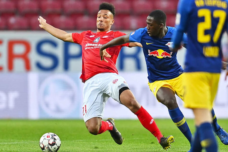 M05-Torschütze zum 1:2, Karim Onisiwo (l.) kämpft mit Leipzigs Ibrahima Konate um den Ball.