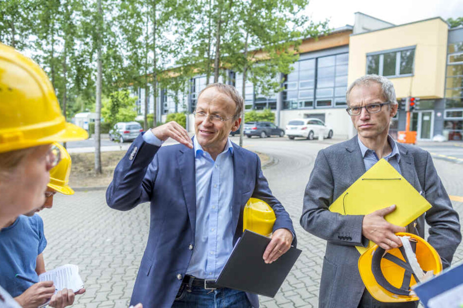 Mit dem damaligen Bildungsbürgermeister Peter Lames (54, SPD) besuchte Falk Schmidtgen (†54, r.) 2016 die Baustelle der 147. Grundschule an der Maxim-Gorki-Straße.