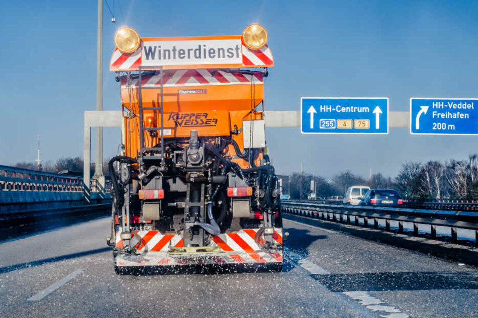 Der Winterdienst ist am Donnerstagmorgen im Einsatz. (Archivbild)