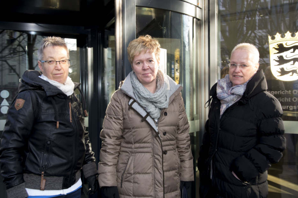 Gabriele Dietz-Paulig (M.) erscheint mit ihren Schwestern Angelica Dietz (l.) und Sabine Pucher (r.) vor dem Familiengericht.