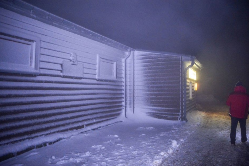 Auf dem Brocken im Harz lag in der Nacht zu Montag eine dicke Schneeschicht.