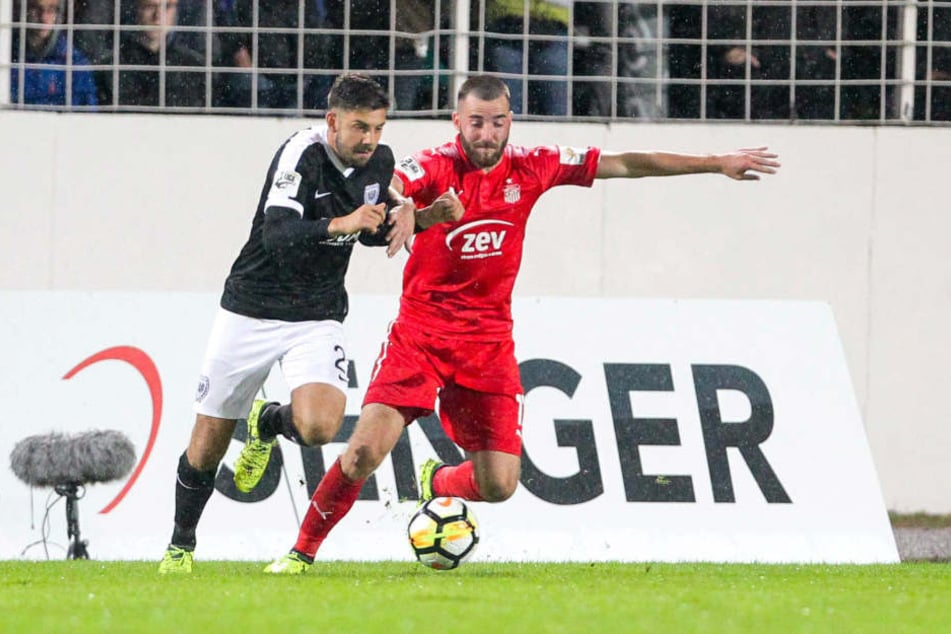 Morris Schröter (r.), der sich hier gegen
den Münsteraner Stephan Tritz durchsetzt,
will mit seinem FSV nun auch die
Magdeburger Erfolgsserie beenden.