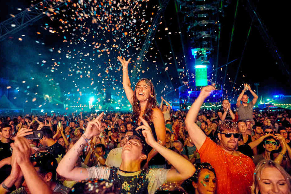 Einfach abgehen: Die Fans genießen die Stimmung auf dem Festival.