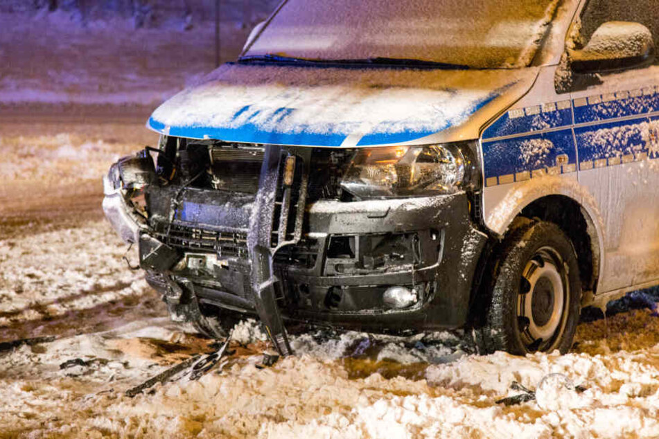 Der Einsatzwagen kollidierte bei dichtem Schnee mit dem Wagen der Frau.