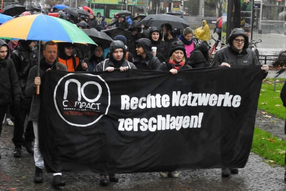 Auch Sören Pellmann von der Leipziger Linke (40,ganz rechts) befindet sich unter den Demonstranten.