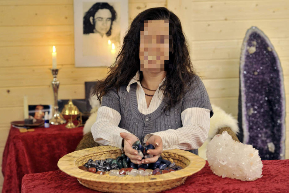 Eine Heilerin bei ihrer "Arbeit". In Aalen hat eine solche eine Mutter um 20.000 Euro betrogen. (Symbolbild)