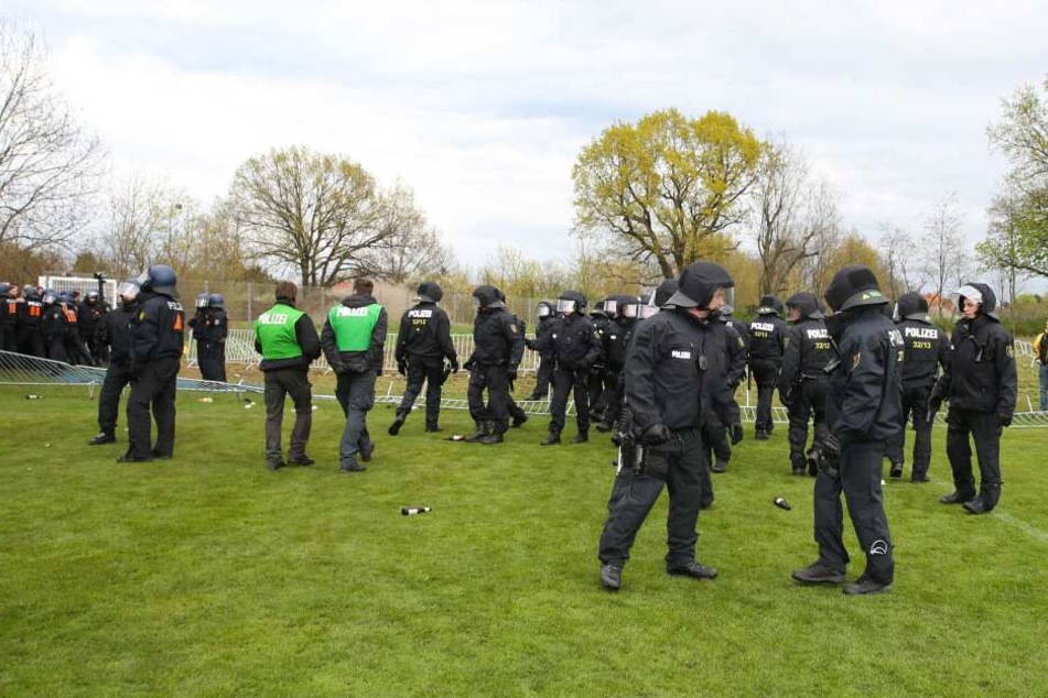 Die Polizei in Magdeburg auf dem Rasen vor dem Stadion.