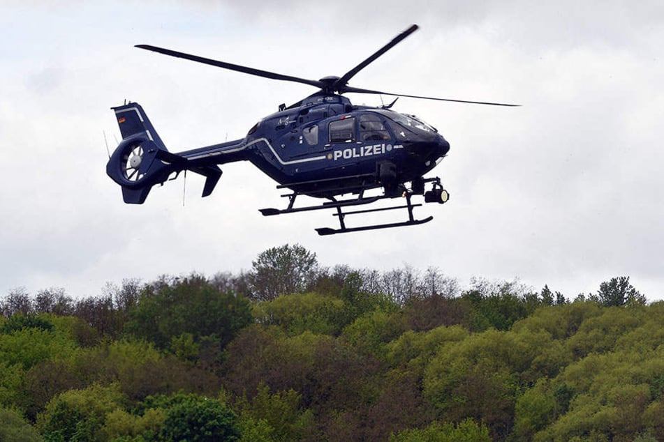 Die Polizei versucht aus der Luft sich ein Bild von der näheren Umgebung des Tatortes zu machen.