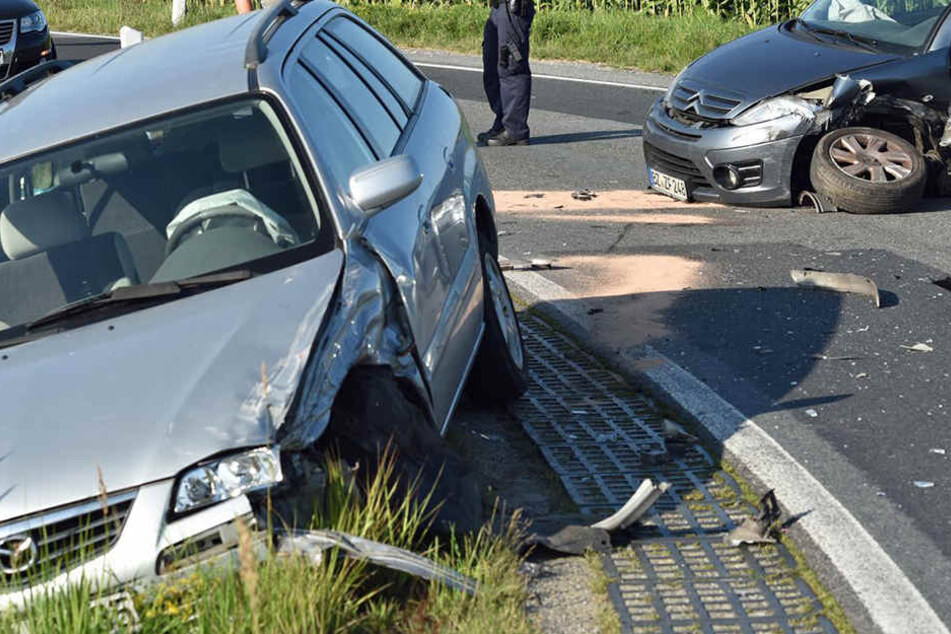 Durch die Wucht des Zusammenstoßes verloren sowohl der Citroën als auch der Mazda einen Reifen.